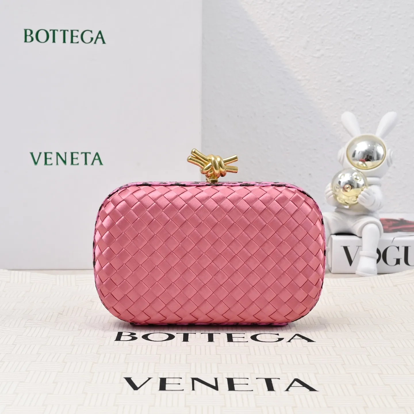 Batch 1460 #BV Knot woven evening bag series ~ 717622 Each bag reveals exquisite elegance💫Iconic classic silk weaving➕snake skin trimming with knot buckle, soft and delicate feel. The design is small and exquisite, low-key without logo, elegant and elegant. Paired with evening dress or cheongsam, it has the atmosphere of a famous and wealthy lady, full of aura and invincible texture💃 Model: 7622 Dimensions: 20x12x5.5